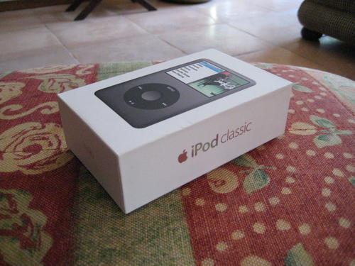 Apple iPod classic 120 GB (Black), earphones, USB 2.0 cable, dock adapter, 