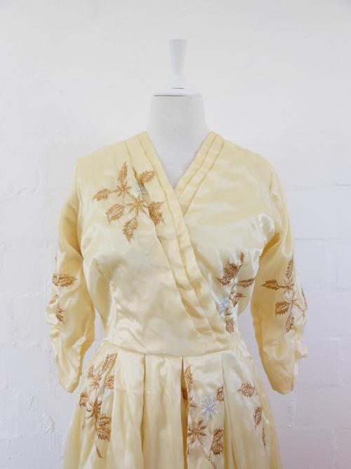 ... VINTAGE YELLOW EMBROIDERED PLEATED COCKTAIL EVENING DRESS - SIZE 14
